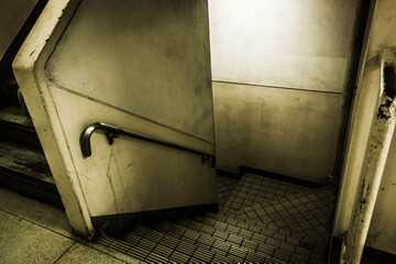 旧いマンションの階段