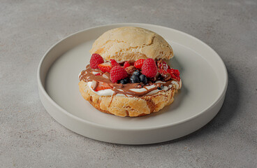 Pan dulce con crema y frutos