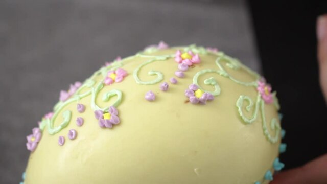 Beautiful decoration of a white chocolate easter egg with a pastry bag and royal icing. Pastel colors y so much details.