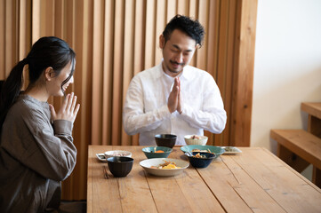 素敵な夫婦の朝ごはん。いただきま～～～す
コピースペースあり