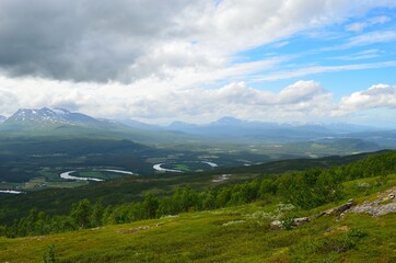 Obraz premium beautiful maalselv valley settlement with the famous winding maalselv river running through the valley