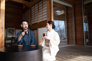 旅行系のバナー素材に使いやすい温泉宿に遊びにきた美男美女の若い日本人カップル