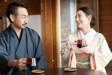 温泉宿に遊びにきた美男美女の若い日本人カップル 