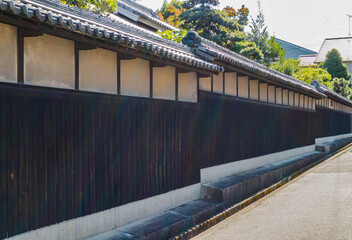 木と土壁でできた瓦屋根ののった土塀