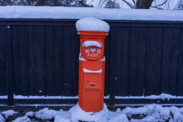 雪の角館の武家屋敷の黒塀と郵便ポスト