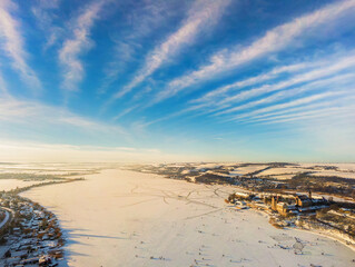 Komplett zugefrorener S&uuml;&szlig;er See mit Blick auf das historische Schloss Seeburg