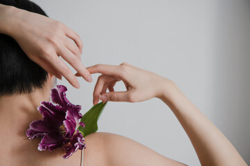 肩に花をかけた女性の後ろ姿