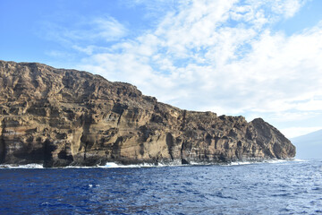 Molokini Crater rock emerging from the Pacific Ocean near the Hawaiian Island of Maui © Eric Twohey/Wirestock