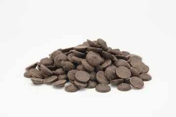 Cobertura de chocolate negro sobre fondo blanco