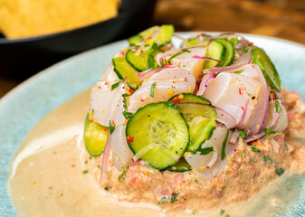 ceviche de pescado fresco con leche de tigre chiles cebolla y pepino persa 