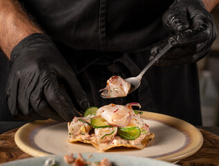 ceviche de pescado fresco con leche de tigre chiles cebolla y pepino persa 