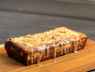 pastel bizcocho casero con glaseado de nueces 