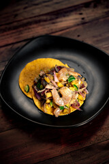 tostadas de mariscos ceviche camaron pulpo frutos del mar comida mexicana 
