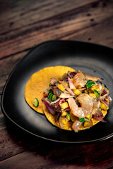 tostadas de mariscos ceviche camaron pulpo frutos del mar comida mexicana 
