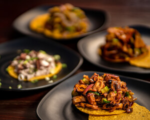 tostadas de mariscos ceviche camaron pulpo frutos del mar comida mexicana 
