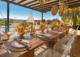 decoracion elegante con mezcla de flores y decoracion elegante mediterranea para boda cena elegante...