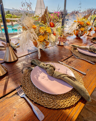 decoracion elegante con mezcla de flores y decoracion elegante mediterranea para boda cena elegante...