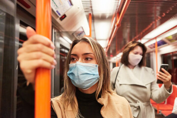 Fahrgäste mit Mundschutz wegen Covid-19 Pandemie - obrazy, fototapety, plakaty