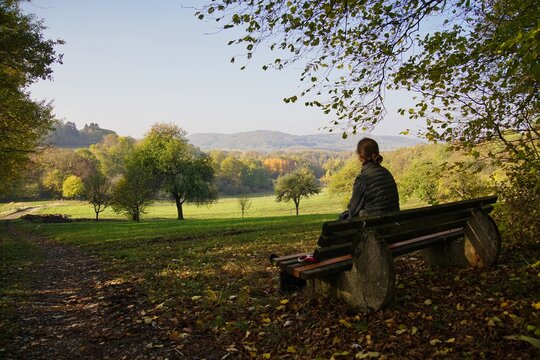 Blick einer Wandererin ins St. Wendeler Land, Saarland