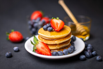 Pancake witch strawberries, blueberries and honey 