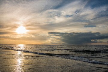 letni zachód słońca nad Bałtykiem