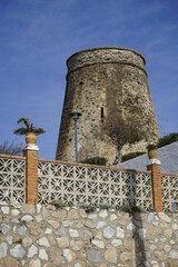 Toma en contrapicado de la torre vigía de litoral de Chilches (Vélez-Málaga) desde el nivel de...