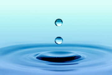 Fototapeta na wymiar Falling drops of water