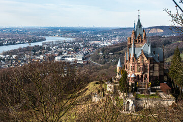 Naklejka premium Schloss Drachenburg auf dem Drachenfels vor dem Rheintal