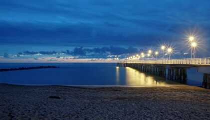 Obraz premium bridge at night on the beach in tuscany