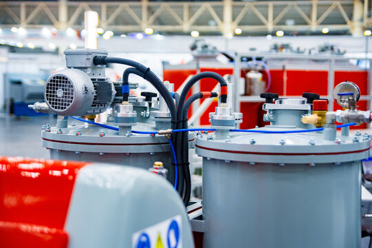 Metal pressure vessel cover with pressure gauge and motor