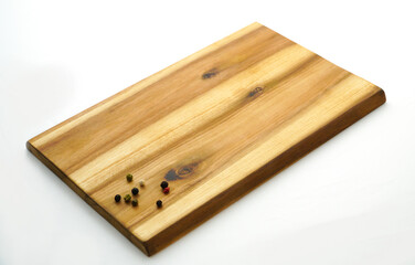 Holzbrettchen mit Pfefferkörnern 
