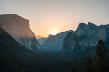 Mesmerizing view of the mountains gleaming under the sunset in the Yosemite National Park