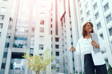 Fototapeta premium Young business woman in the city