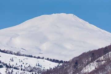 春の晴天の鳥海山