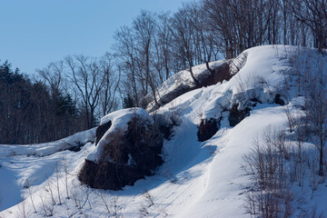 春の晴天の鳥海高原の雪解け