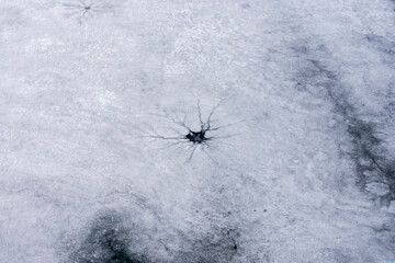 春の湖水の氷が溶け始める