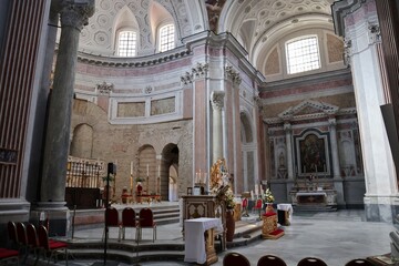 Fototapeta na wymiar Napoli - Transetto della Basilica di San Giovanni Maggiore