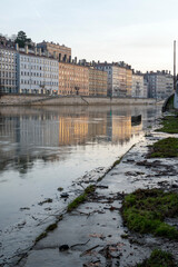 Quai Saint Vincent depuis le quai Pierre Scize sur les berges de la Saône à Lyon à l'aube en...
