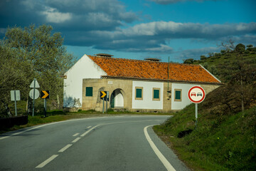 Curva en una carretera portuguesa al atardecer muy cerca de la frontera española del río Duero, con construcción de peones camineros