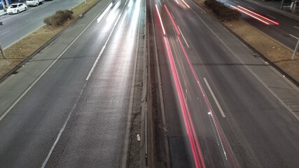 야간에 찍은 도로 위의 자동차