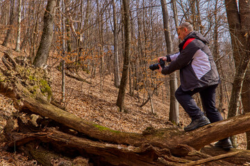 Naklejka premium Professional photographer working in nature on a winter day in the mountains.