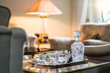 Glas Karaffe mit Gläsern für Getränke im Wohnzimmer mit . Lampe mit Ambientlicht