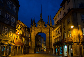 Una de las puertas antiguas de la ciudad de Braga con discreta iluminación nocturna
