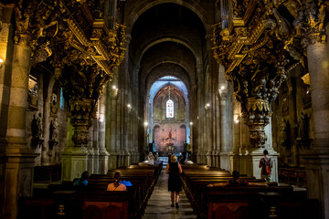 Fototapeta na wymiar Vista general del interior de la catedral de Braga con una magnífica iluminación