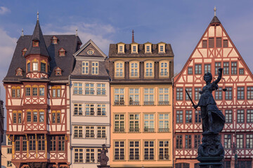 Historische Fachwerkhäuser am Römer in Frankfurt am Main mit der Justitia