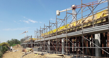 Cantiere edile, gru e ponteggio