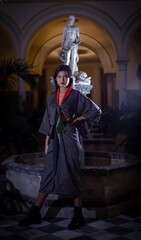 Fototapeta na wymiar Joven asiática kimono moderno fuente noche