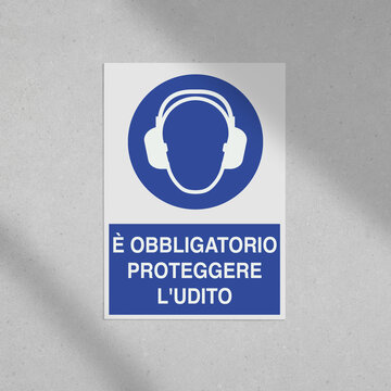 Cartello a muro &egrave; obbligatorio proteggere l'udito