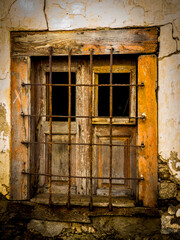 Detalle de una ventana con verja en una casa abandonada de la parte vieja de la ciudad de Bragança, Portugal