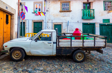 Típica y vieja furgoneta portuguesa, abierta en la parte de atrás, en las calles estrechas cercanas al Castillo de Bragança, Portugal